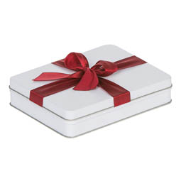 Blechverpackungen: kleine Pralinenschachtel aus Blech; rechteckige Stülpdeckeldose aus Weißblech. Weiß, mit aufgedrucktem rotem Geschenkband.