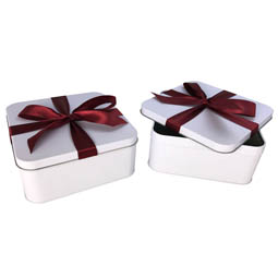 Weissblechdosen: Geschenkverpackung aus Blech; quadratische Stülpdeckeldose aus Weißblech. Weiß, mit aufgedrucktem rotem Geschenkband.