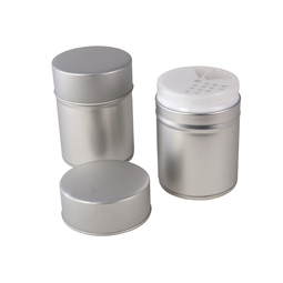 Unsere Bestseller im Shop ADV PAX: runde Stülpdeckeldose aus Weißblech für Gewürze, mit Streueinsatz aus Kunststoff.