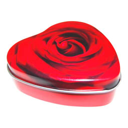 Pralinendosen: kleine Dose in Herzform, rot, mit Rosenmotiv; herzförmige Stülpdeckeldose, aus Weißblech.
