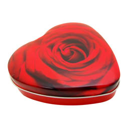 Konfektdosen: mittelgroße Dose in Herzform; herzförmige Stülpdeckeldose, rot, mit Rosenmotiv; aus Weißblech.