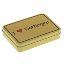 Medien/Events: I love Dettingen; rechteckige Scharnierdeckeldose, gelb, bedruckt im Ortsschild-Design, aus Weißblech.